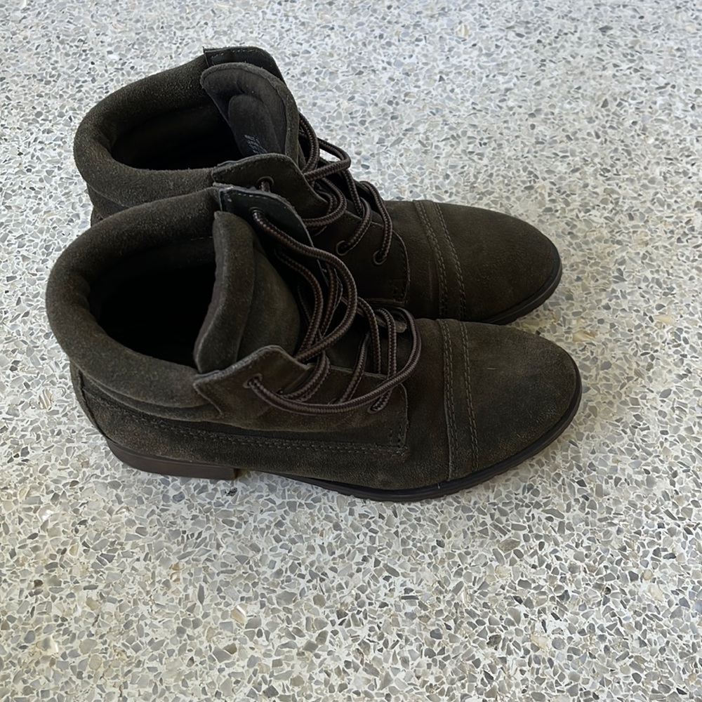 Steve Madden combat boots green olive color suede size 7